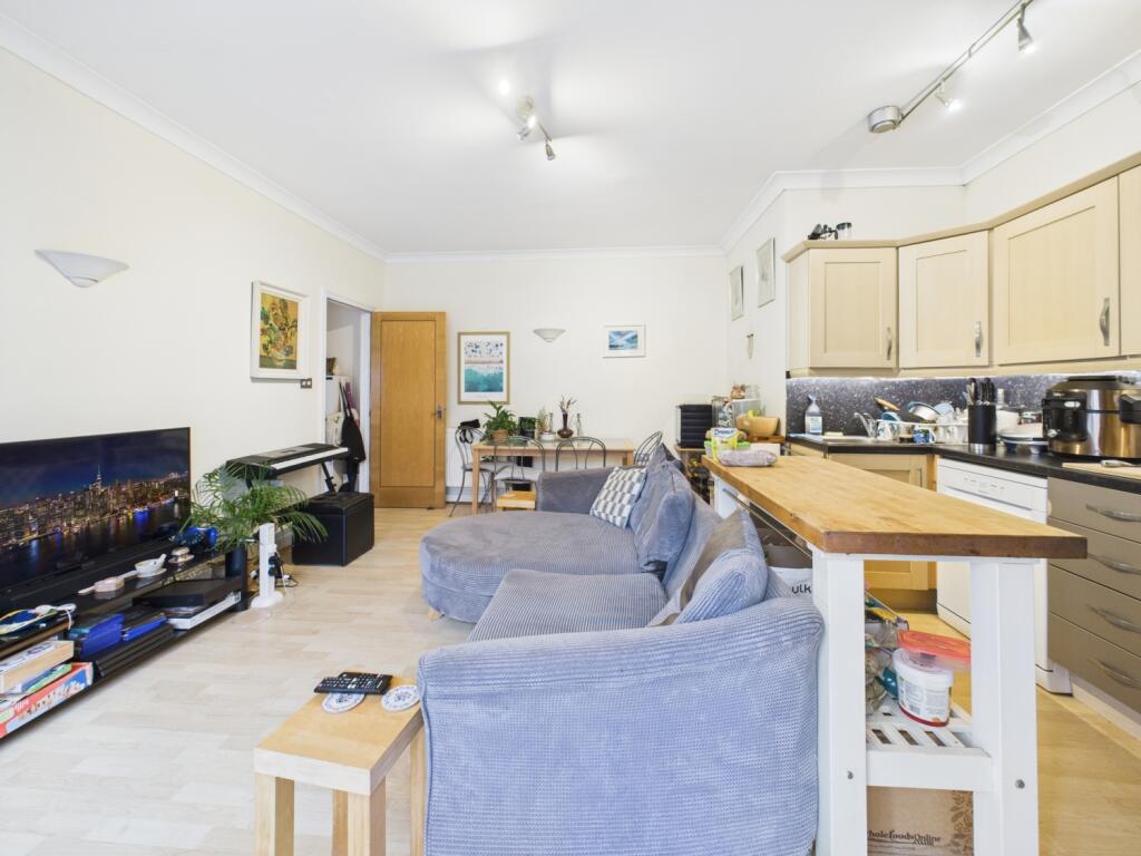 CAM01740G0-PR0463-STILL011