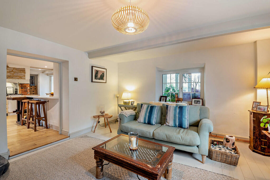 8667870-interior1...