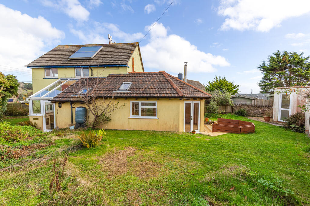 A04 - 4 Greenbanks, slapton - 251028