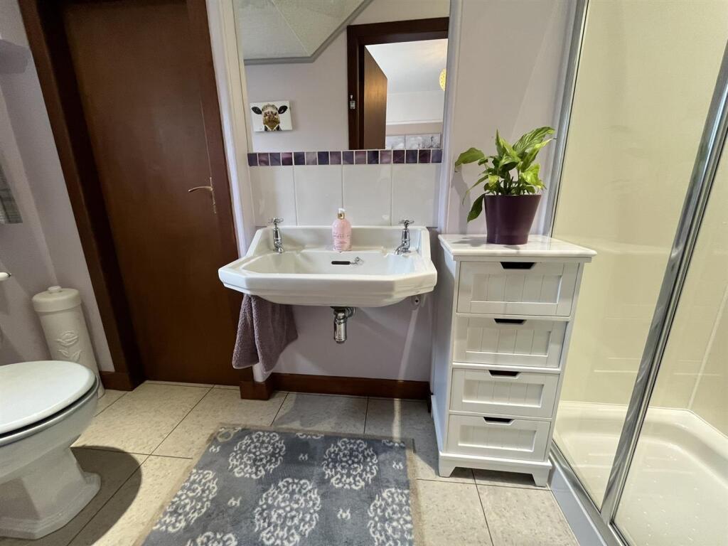 EN-SUITE SHOWER ROOM