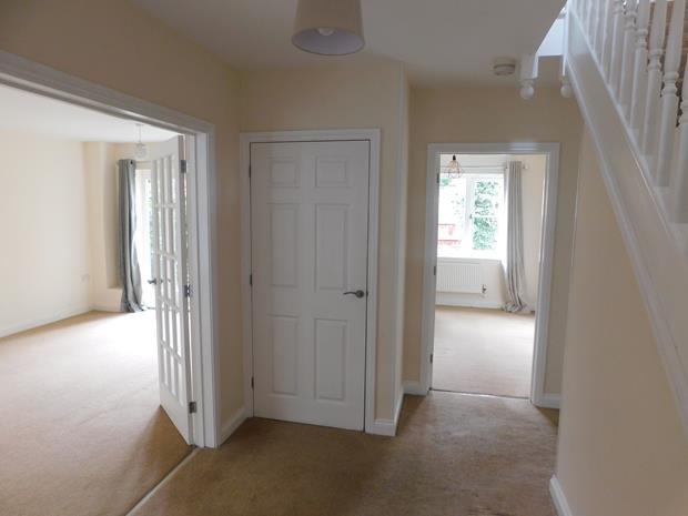2a Thrapston Road Entrance Hall