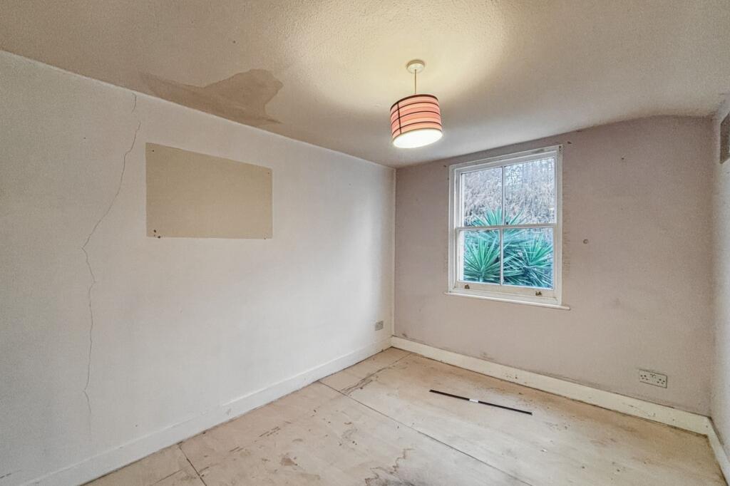 Flat B, 80 Charteris Road, Brent, London NW6 7EX