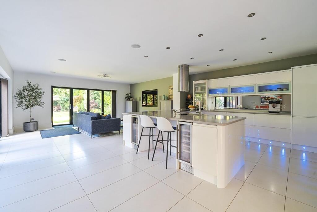 Kitchen 2.jpg