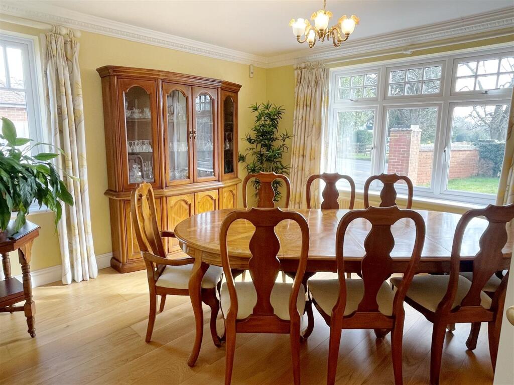 Dining 1.JPG