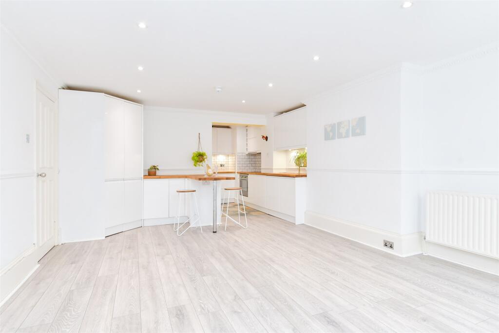 Kitchen/ Living Room
