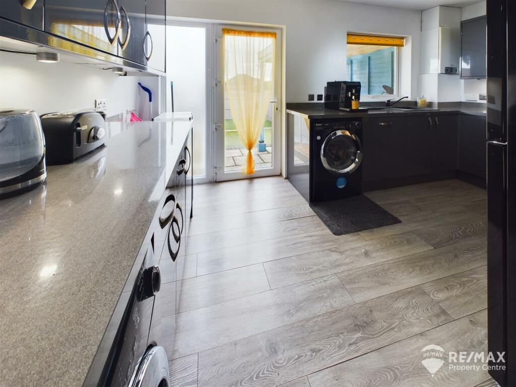 Kitchen 5.jpg