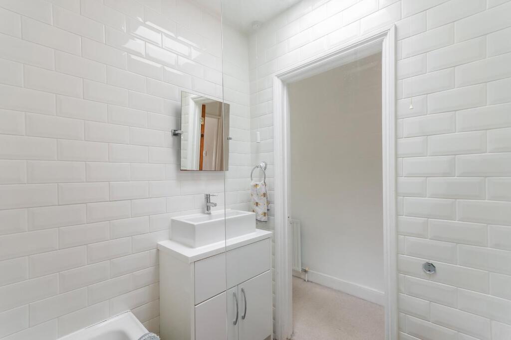 5G6STN - Bathroom A.jpg