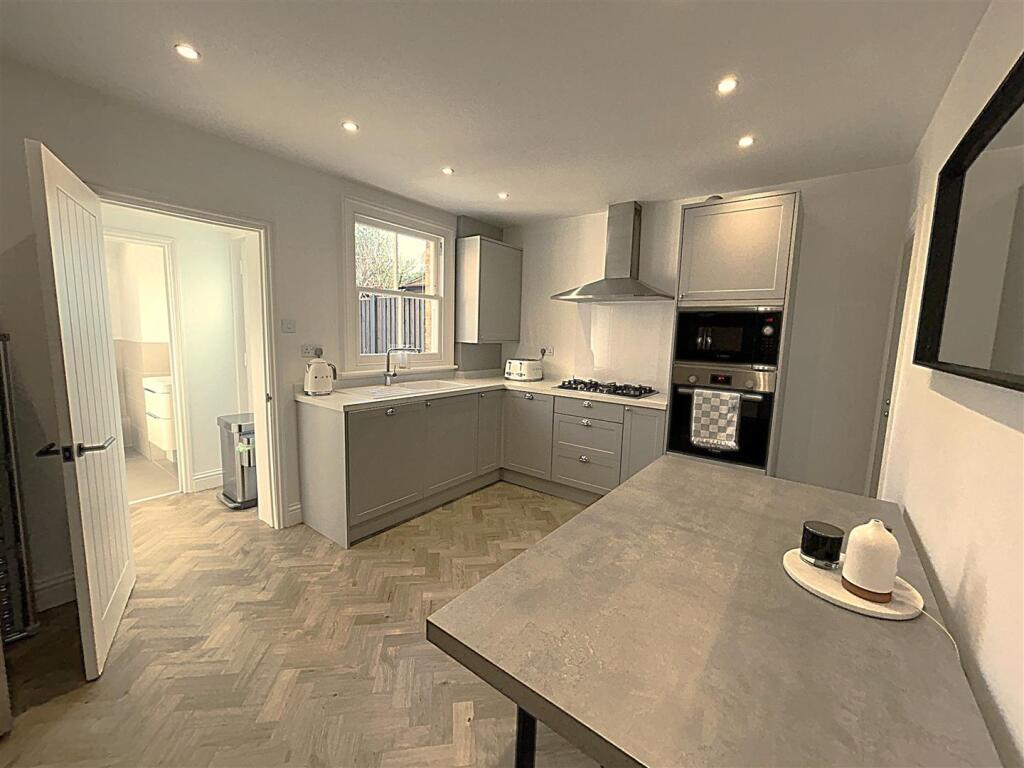 FITTED KITCHEN