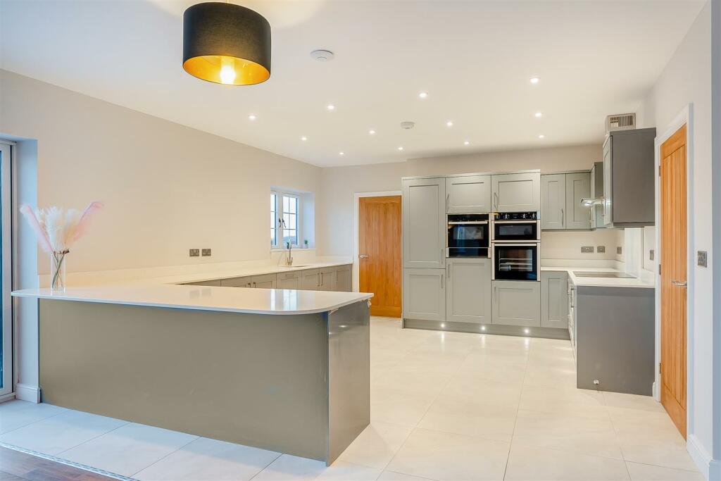 8581130-interior28.jpg