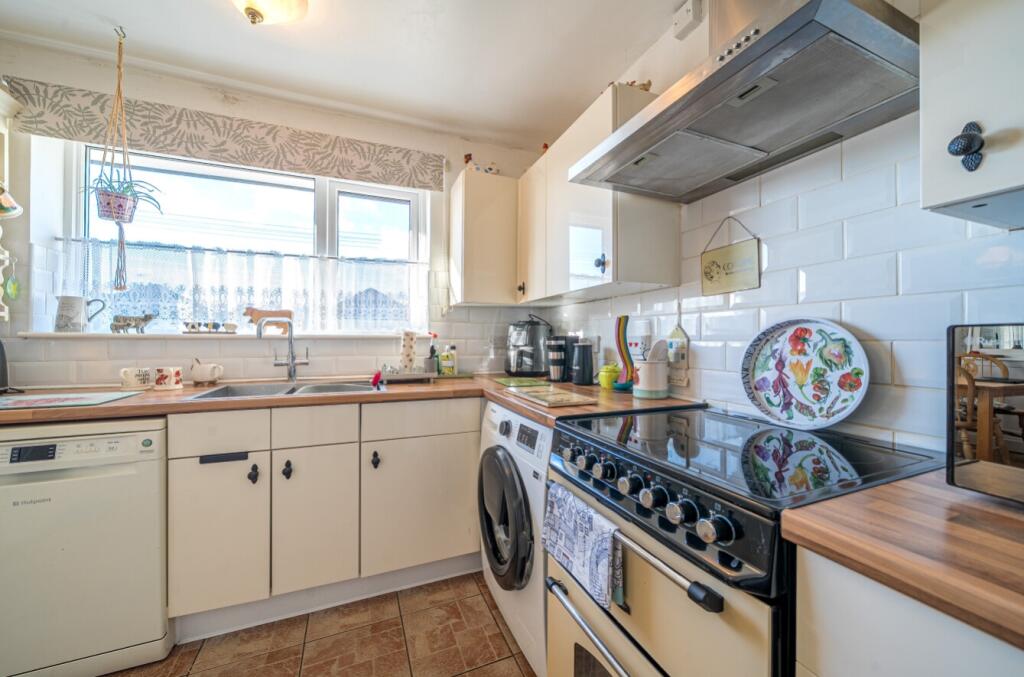 1396701-12-695eec8662541