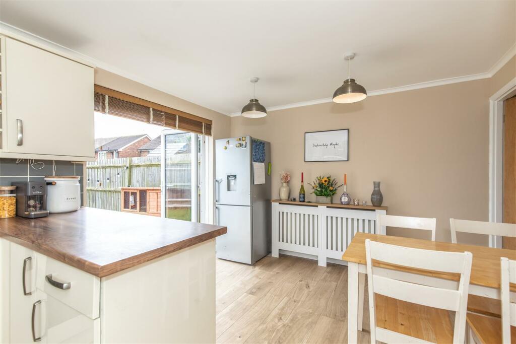 2 Somerset Close24.jpg