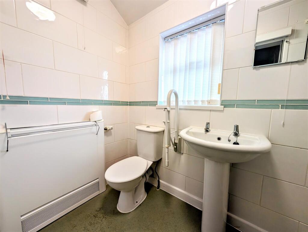 bathroom 1.jpg
