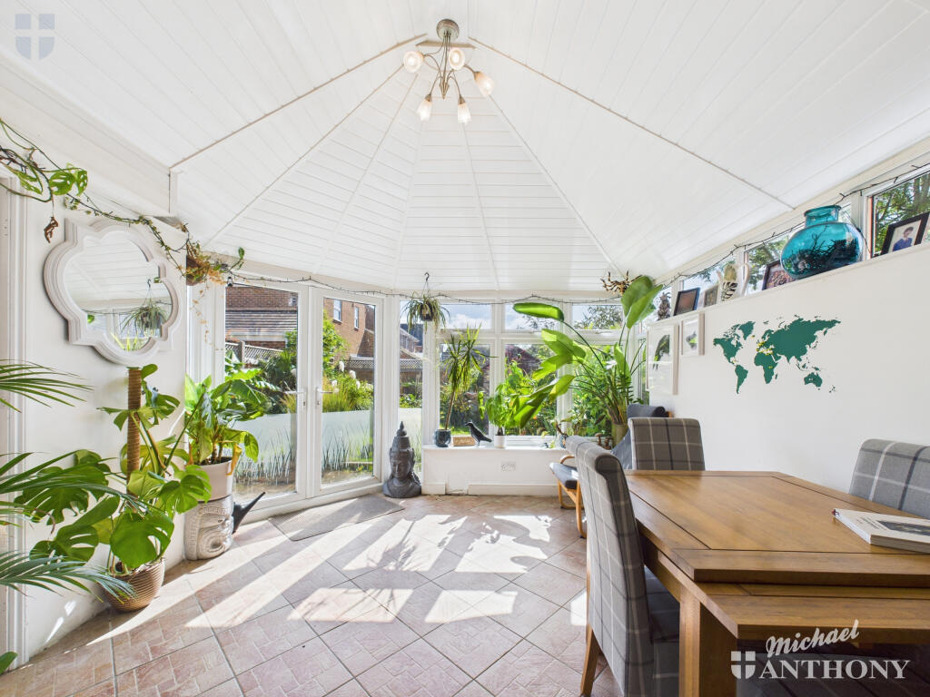 CAM03852G0-PR0419-STILL010