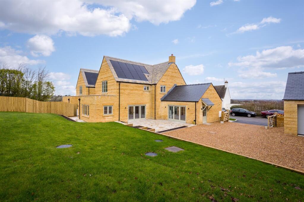 19 - Chaddesworth House - GL54 4NE - Web.jpg