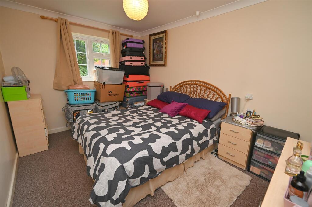bedroom one1.JPG