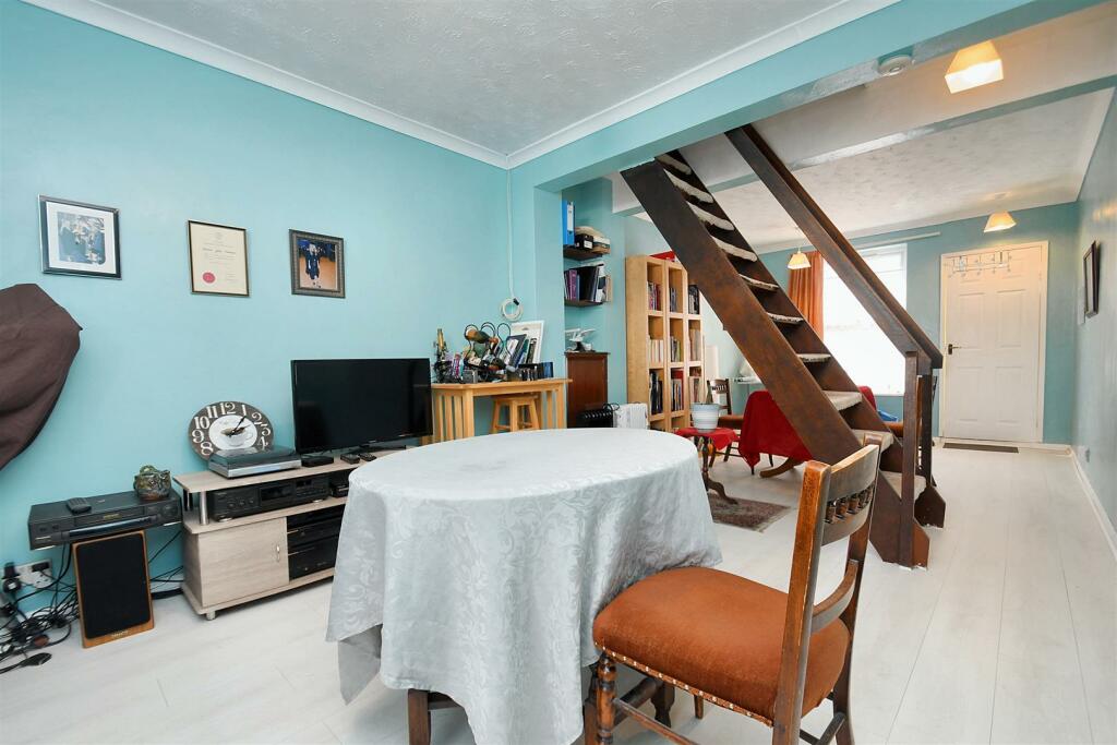 Lounge 1.JPG