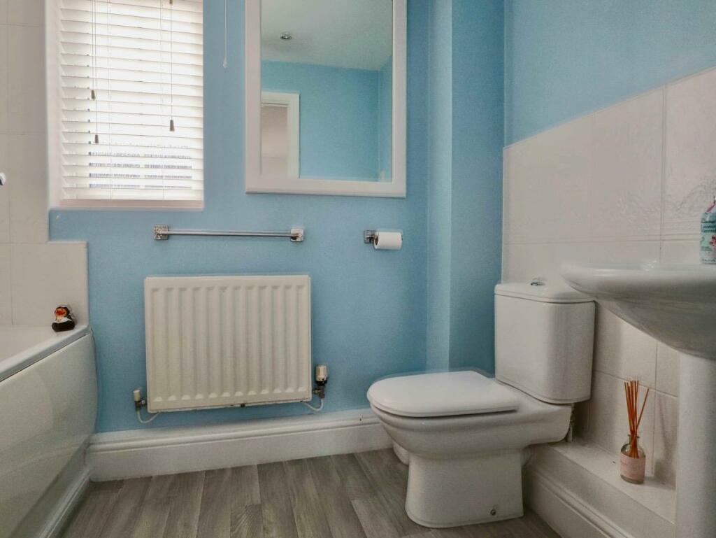 Modern bathroom (rear)