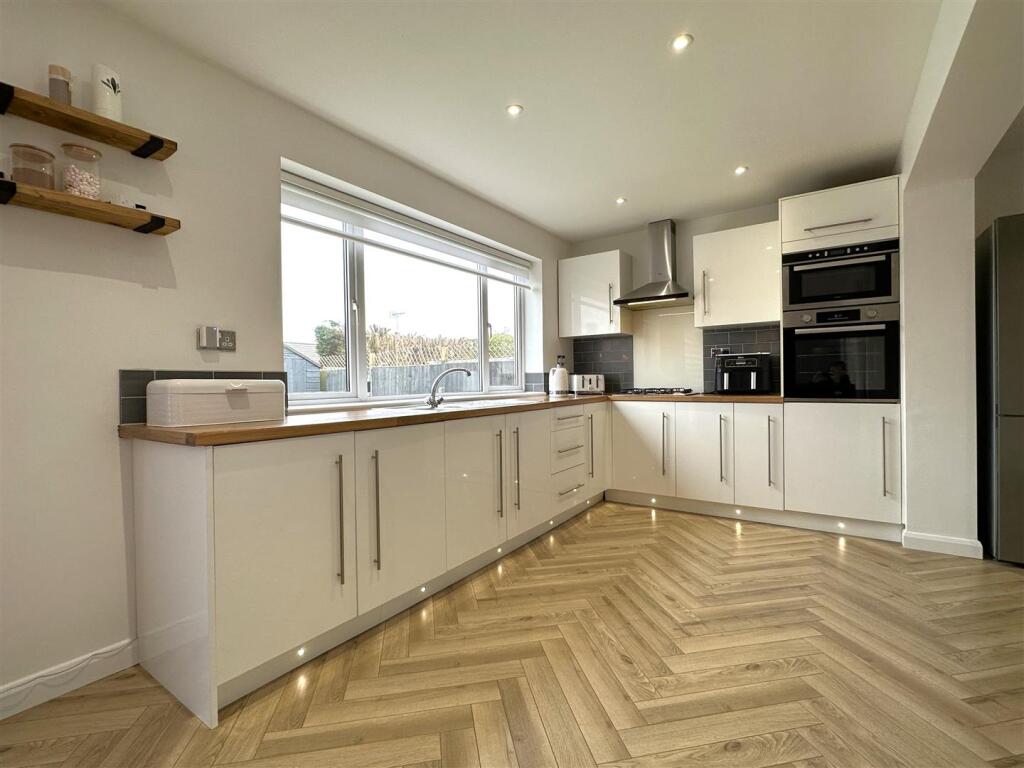 Stylish Contemporary Kitchen 732