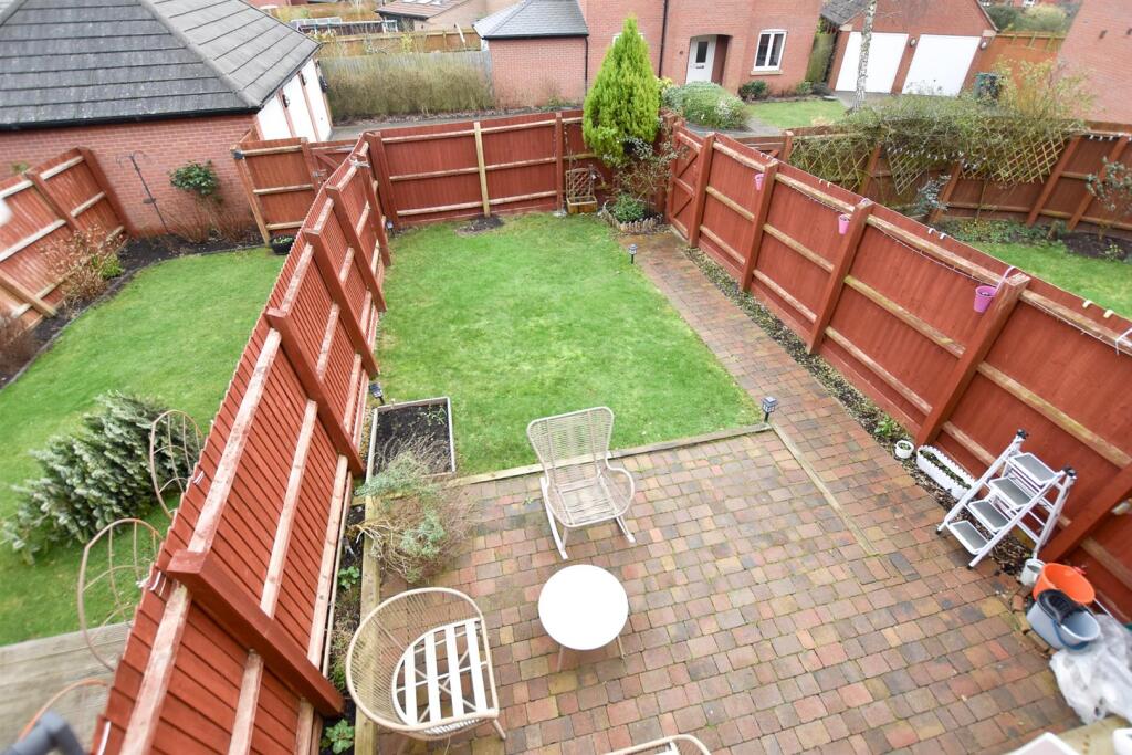 ENCLOSED REAR GARDEN
