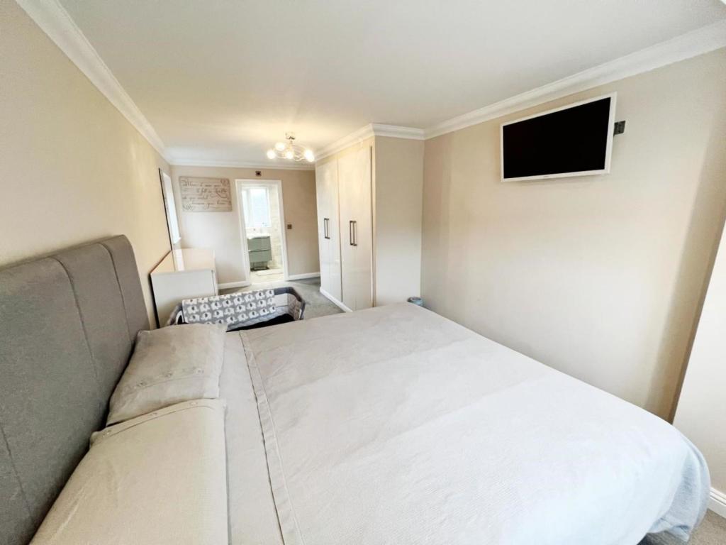 Bedroom 1...jpg