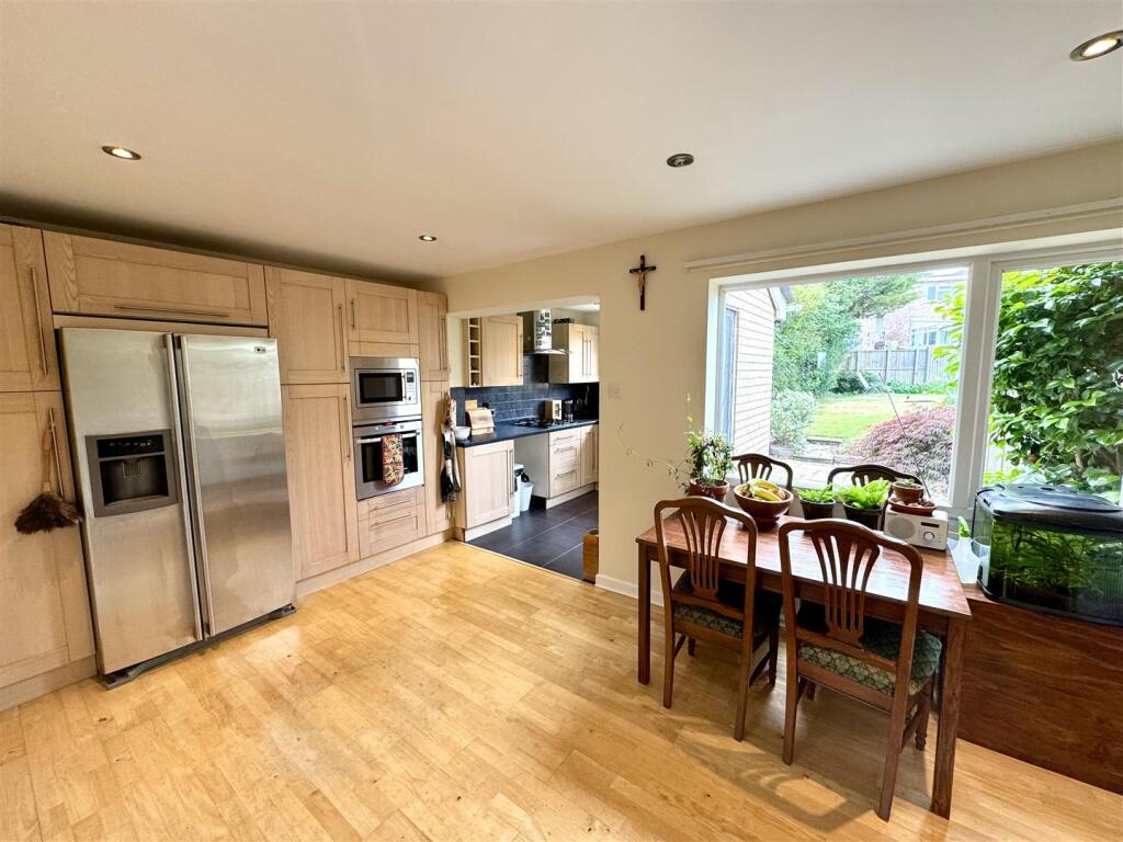 DINING/FAMILY AREA