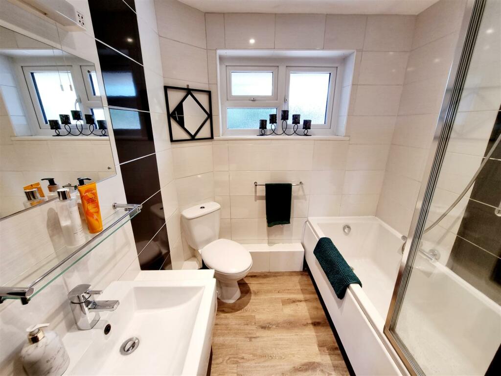 Bathroom 1.jpg