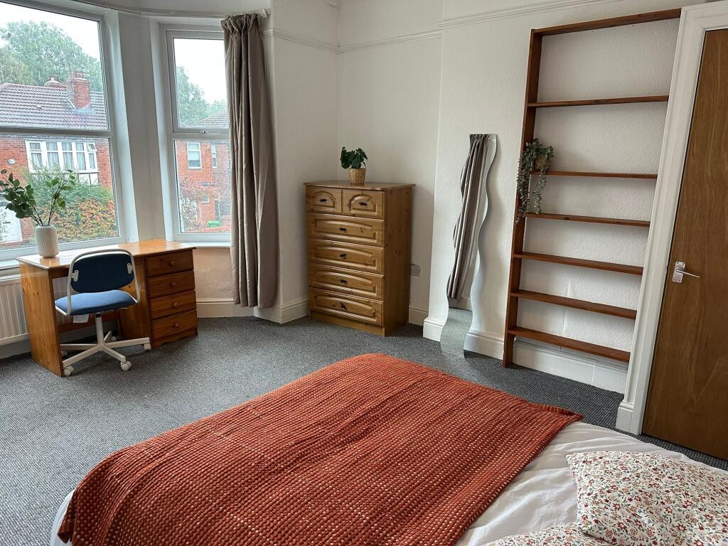 A bright, well-maintained double bedroom featur...