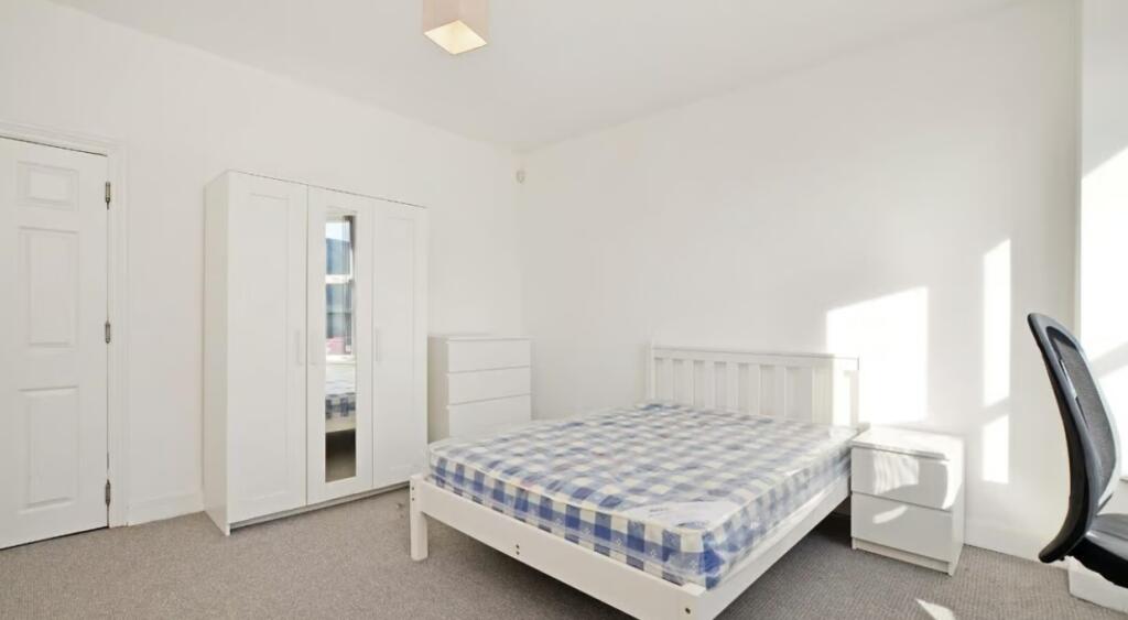 This inviting double bedroom features ample nat...