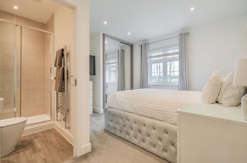 Bedroom 1 / En-Suite Shower