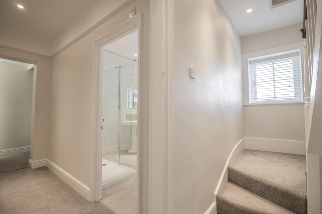 31 Well Street [First Floor landing] 01.jpg