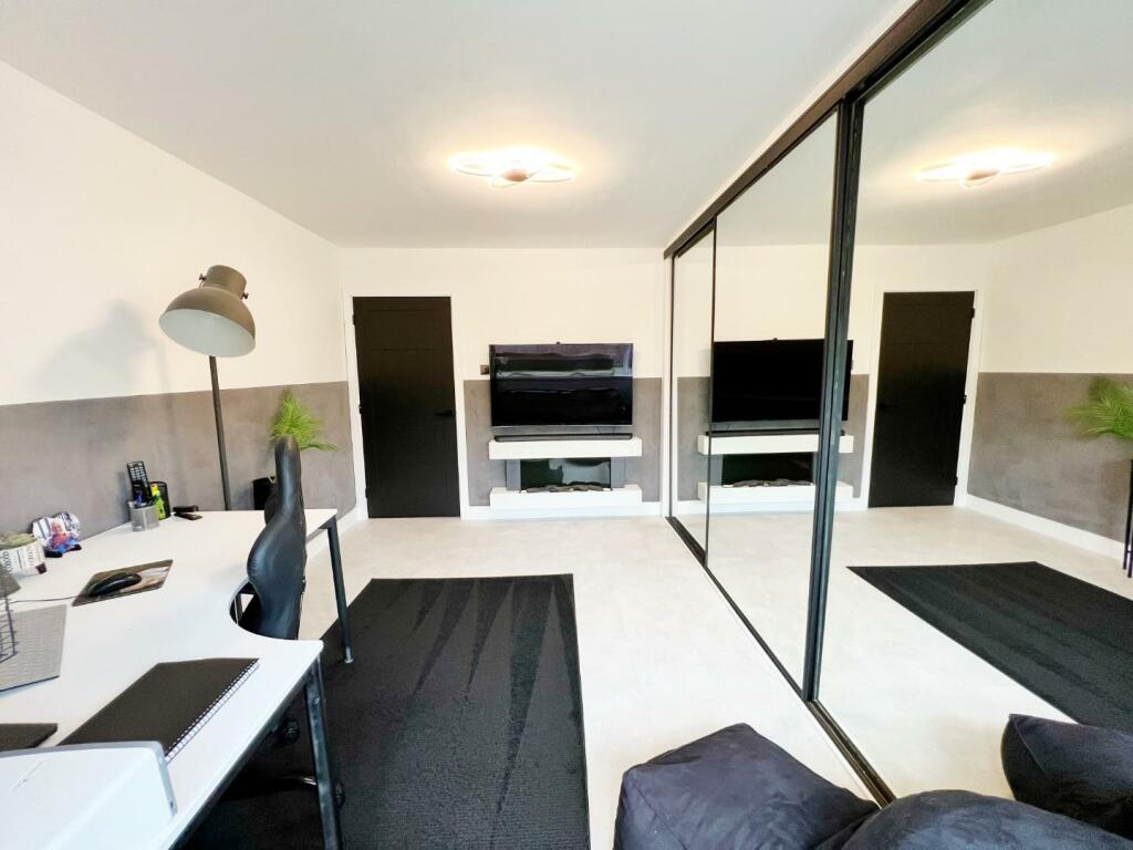 Bedroom 6 pic 3.jpg