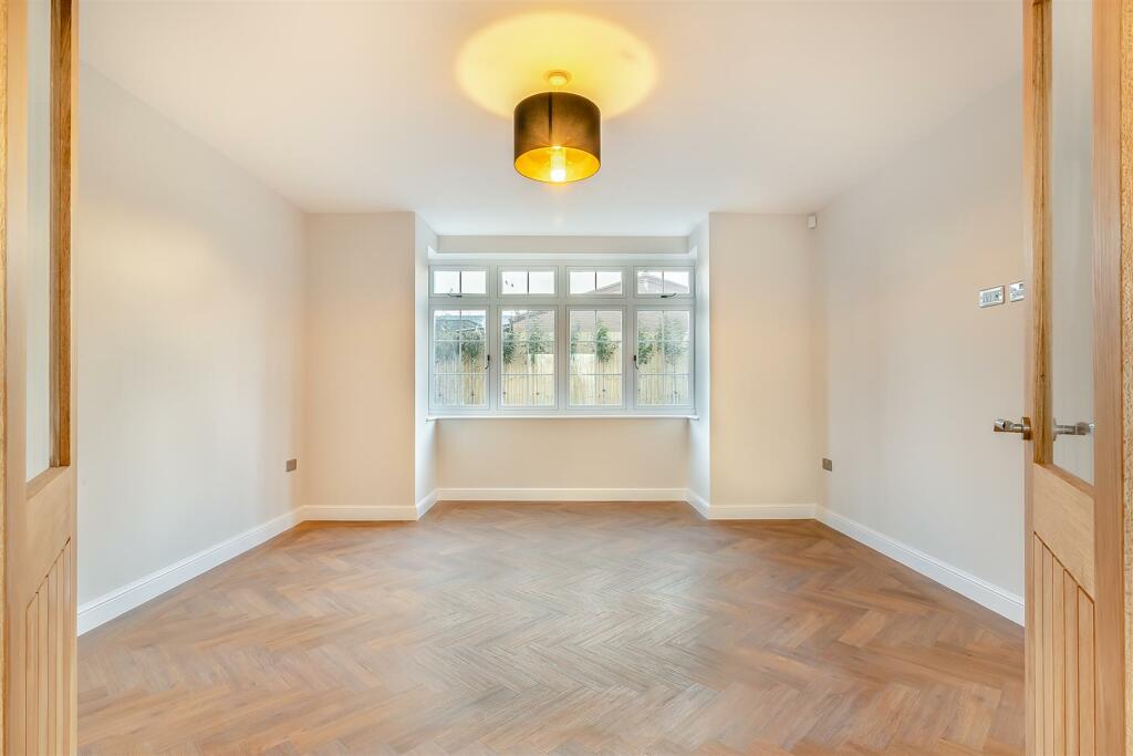 8581130-interior19.jpg