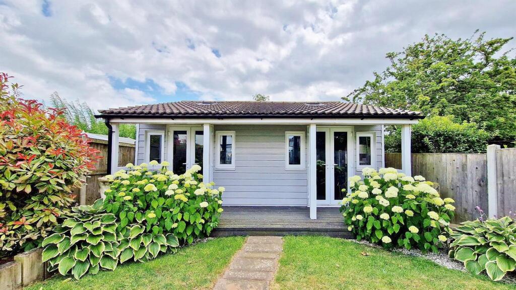 Detached Garden Bar &amp; Workshop