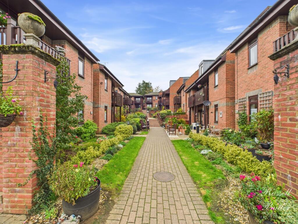 CAM01995G0-PR0385-STILL028