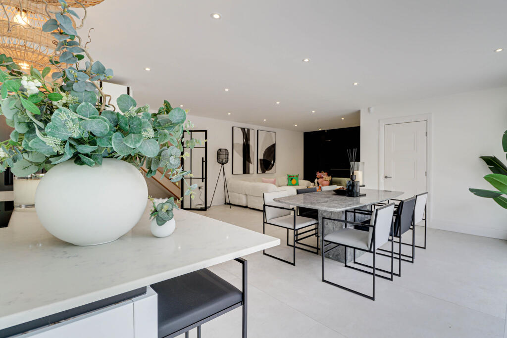 Kitchen/Family/Diner