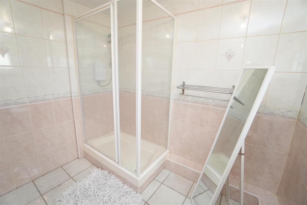 bathroom upstairs.jpg