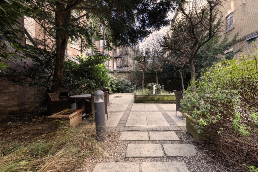 Lion Court F2 (34...