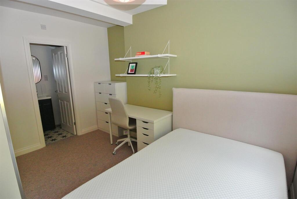 22 Lynwood Bedroom 2.jpg