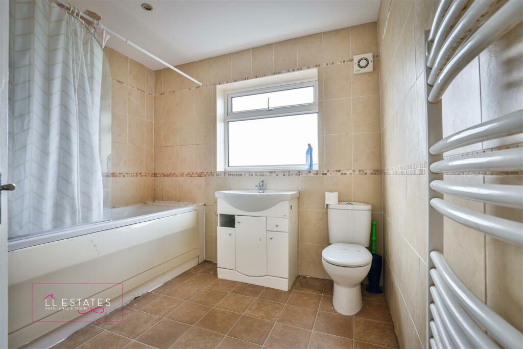 110 ffordd talargoch-27 bathroom.jpg