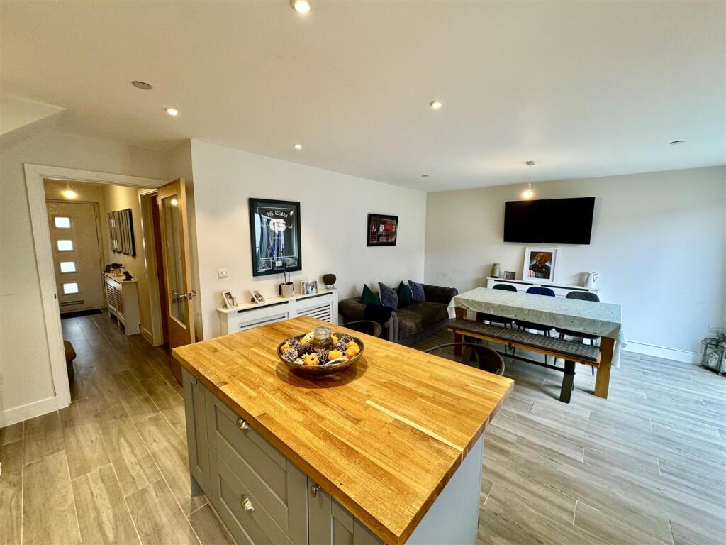 KITCHEN/DINER/FAMILY ROOM