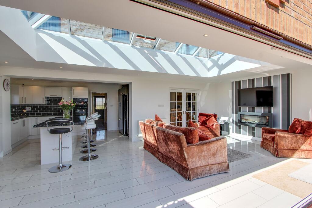 Open Plan Kitchen/Sun Room