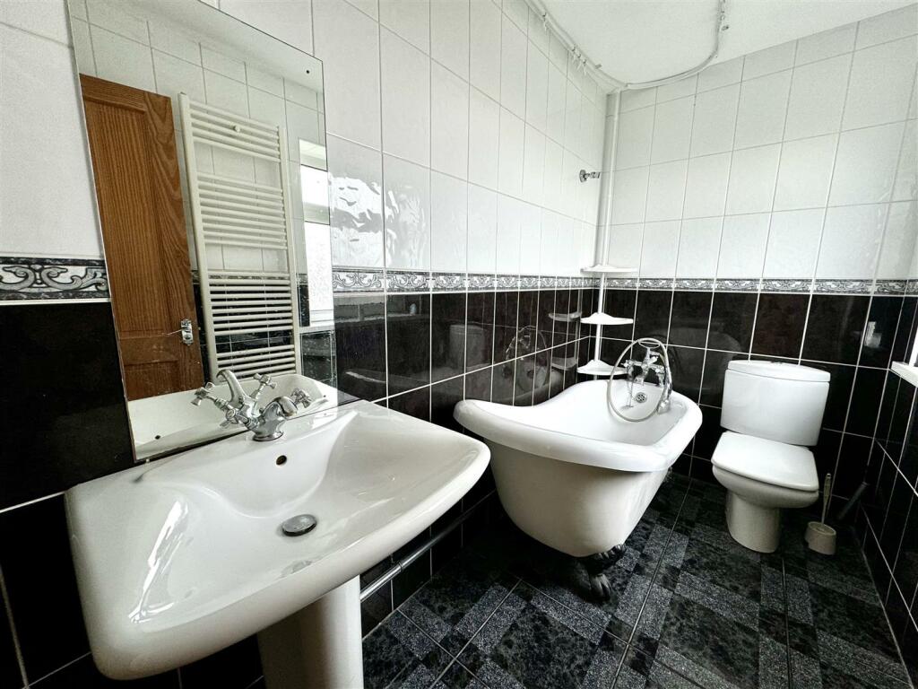FAMILY BATHROOM