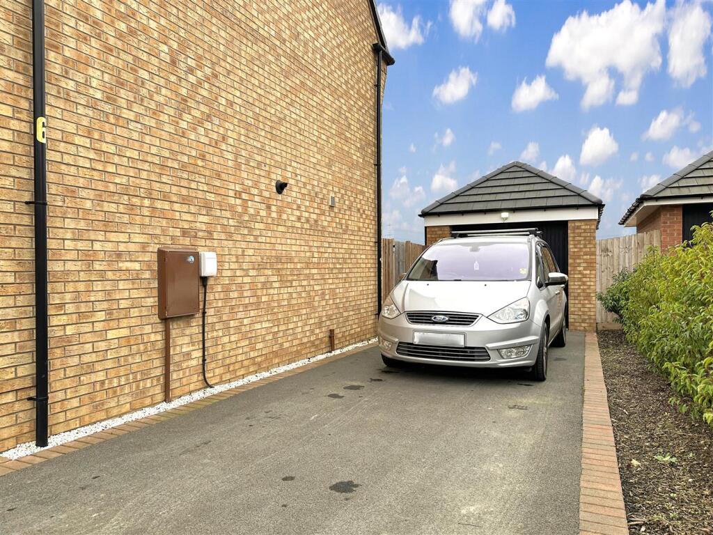 GARAGE &amp; Multi-Car Driveway 441