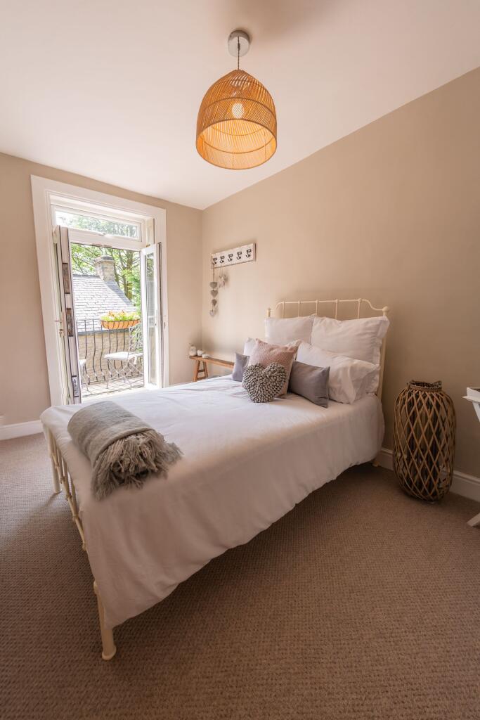 Bedroom with En Suite &amp; Balcony