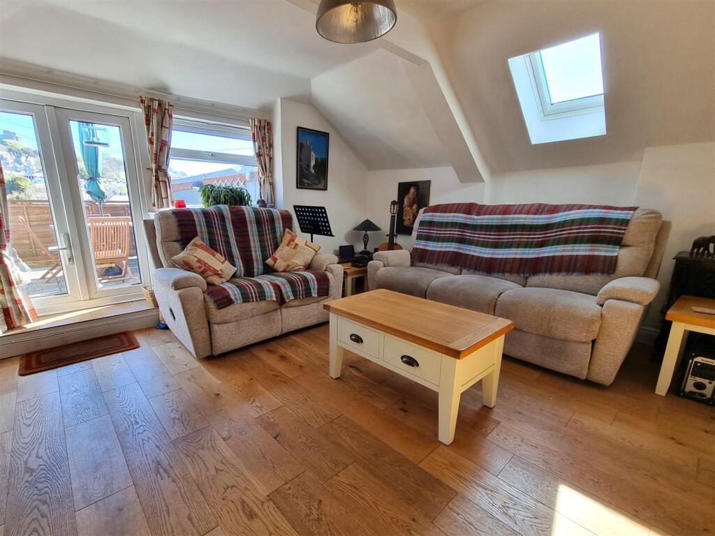 Living room 2.jpg