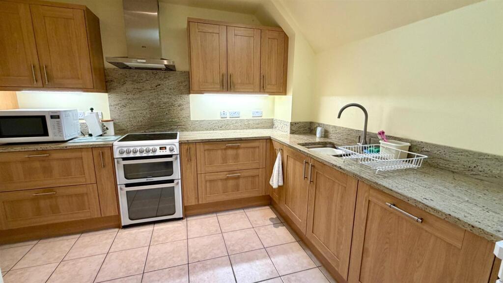 L-SHAPED KITCHEN-BREAKFAST ROOM