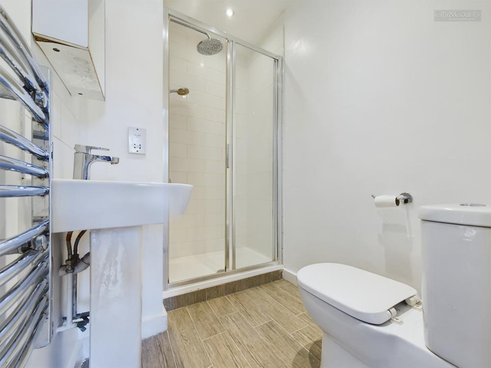 En-Suite To Master Bedroom