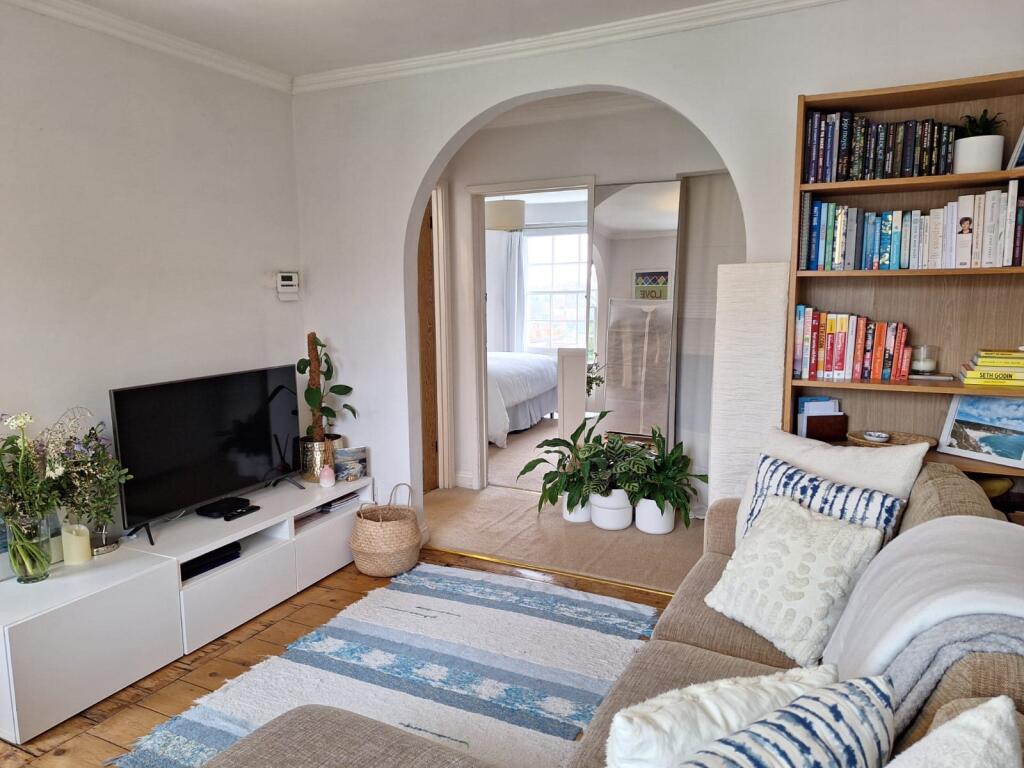 16FM LIVING ROOM3