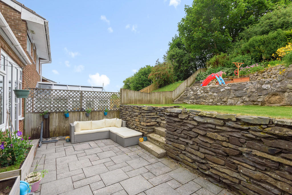 Patio area and ga...