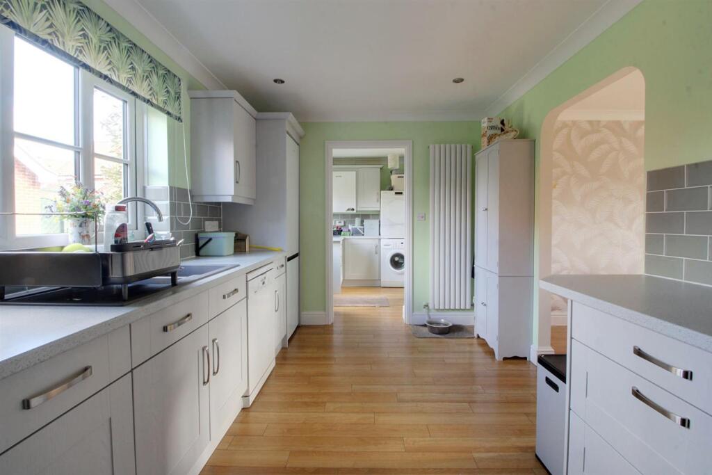 Kitchen 2.jpg